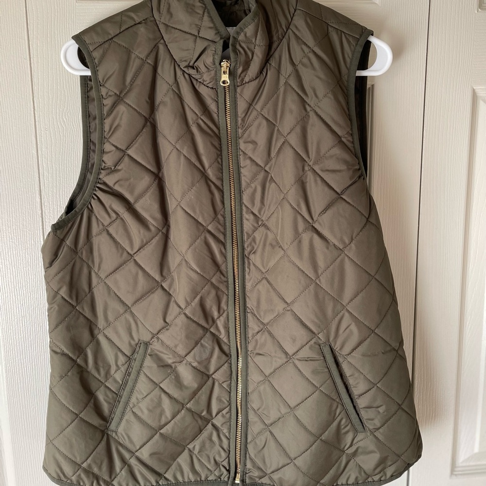 Old navy olive vest✨